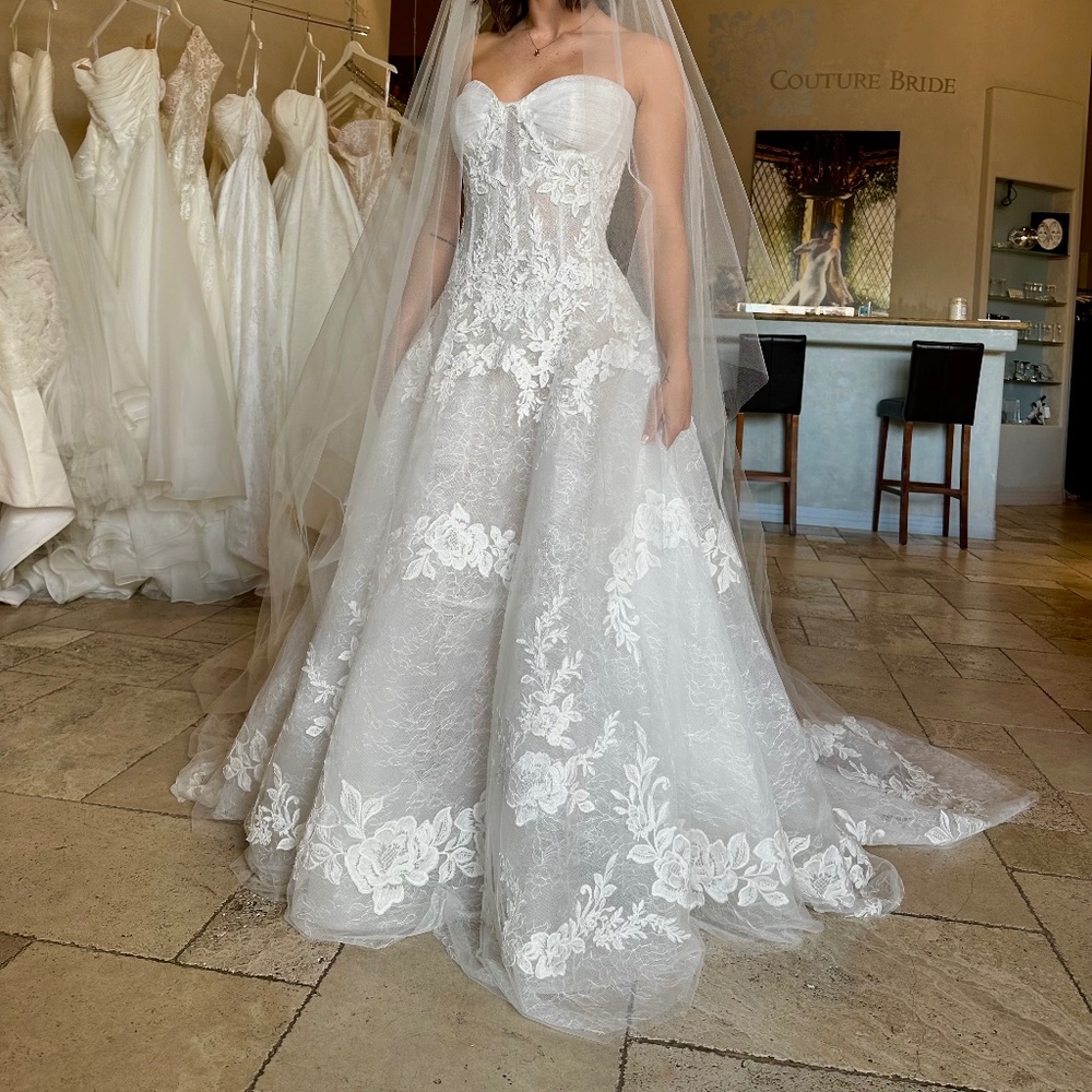 Never Worn Wedding Dress - Picture 1 of 2